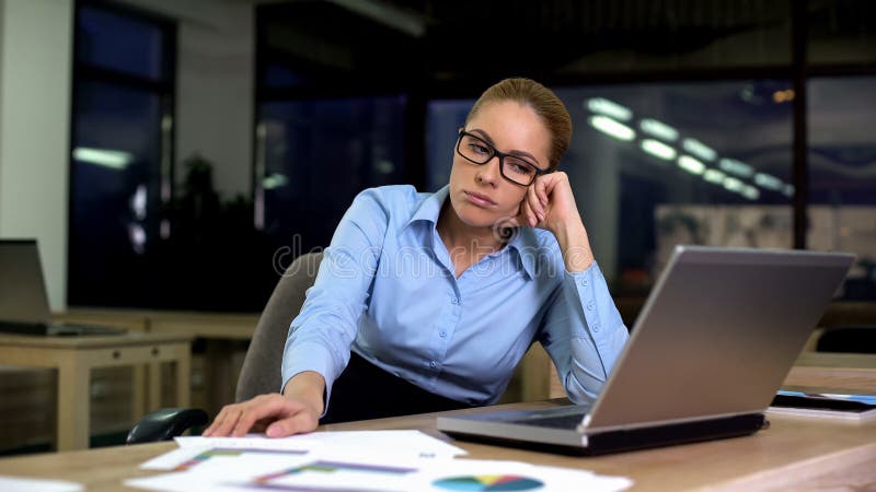 Umgekippte und müde Geschäftsfrau, die spät im Büro nachts, Probleme bei der Arbeit sitzt stockfoto Umgekippte und müde Geschäftsfrau, die spät im Büro nachts, Probleme bei der Arbeit sitzt stockfoto