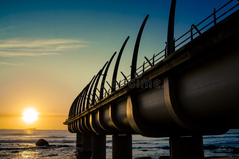 Umhlanga Pier In Durban South Africa met Zonsopgang stock afbeeldingen Umhlanga Pier In Durban South Africa met Zonsopgang stock afbeeldingen
