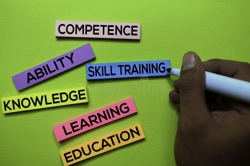 Umiejętności szkolenie, kompetencja, zdolność, wiedza, uczenie, edukacja tekst na kleistych notatkach odizolowywać na zielonym bi