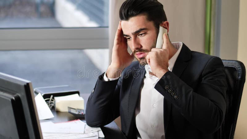 Umkippen, besorgtes Geschäft am Telefon im Büro