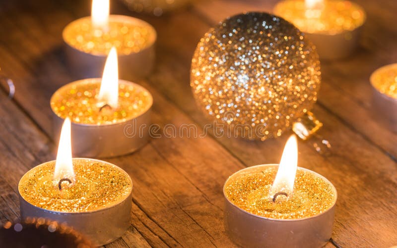 Umore festivo di Natale con le candele e le decorazioni dorate delle bagattelle di scintillio fotografia stock libera da diritti Umore festivo di Natale con le candele e le decorazioni dorate delle bagattelle di scintillio fotografia stock libera da diritti