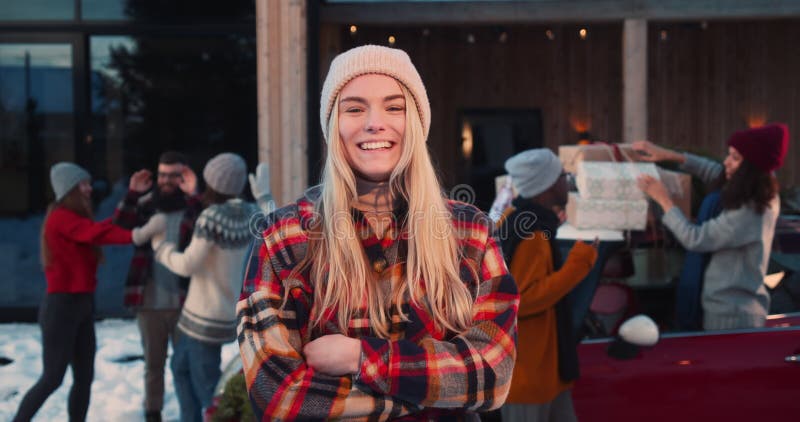 Umore festoso. ritratto di una bellissima ragazza bionda, bionda, sorridente alla macchina fotografica durante la festa dei nuovi