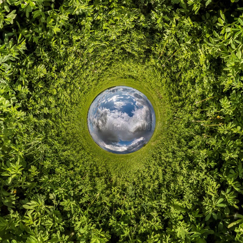Umstellung des blauen winzigen Planeten auf kugelförmigen Panorama 360 Grad. sphärisch abstrakte Luftansicht auf grünem Gras stockfotografie