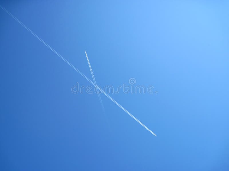 Umstellungsspuren von zwei Flugzeugen auf Kollisionskurs lizenzfreie stockfotografie Umstellungsspuren von zwei Flugzeugen auf Kollisionskurs lizenzfreie stockfotografie