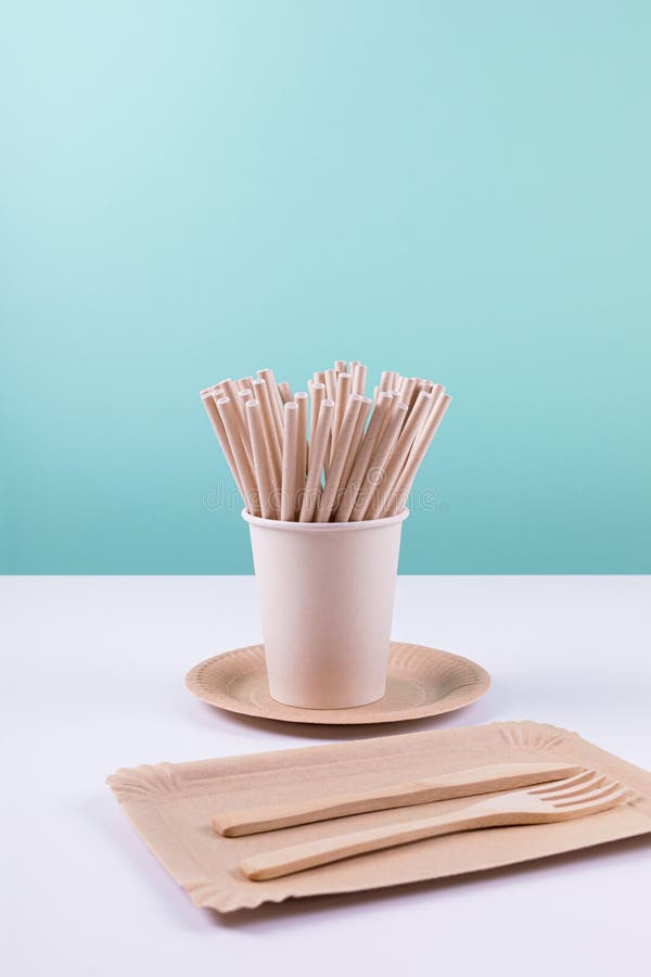 Umweltfreundliche Einweggeschirr. Strohbecher aus Papier und Holzbesteck. keine Kunststoffabfälle. lizenzfreie stockbilder