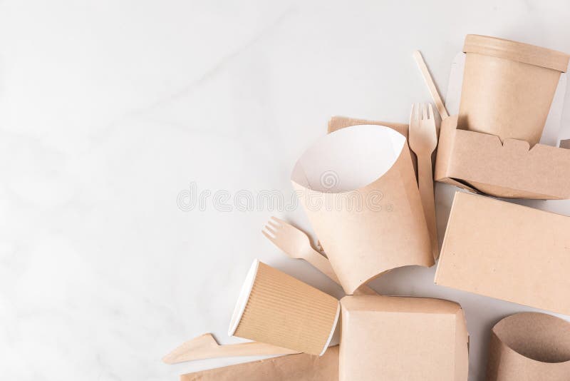 Umweltfreundliches Einweggeschirr machte vom Bambusholz und vom Papier auf wei? em Marmorhintergrund lizenzfreies stockfoto