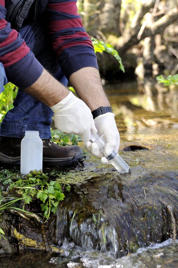 Umweltverschmutzungsstudie eines Wasserlaufs stockfotos Umweltverschmutzungsstudie eines Wasserlaufs stockfotos