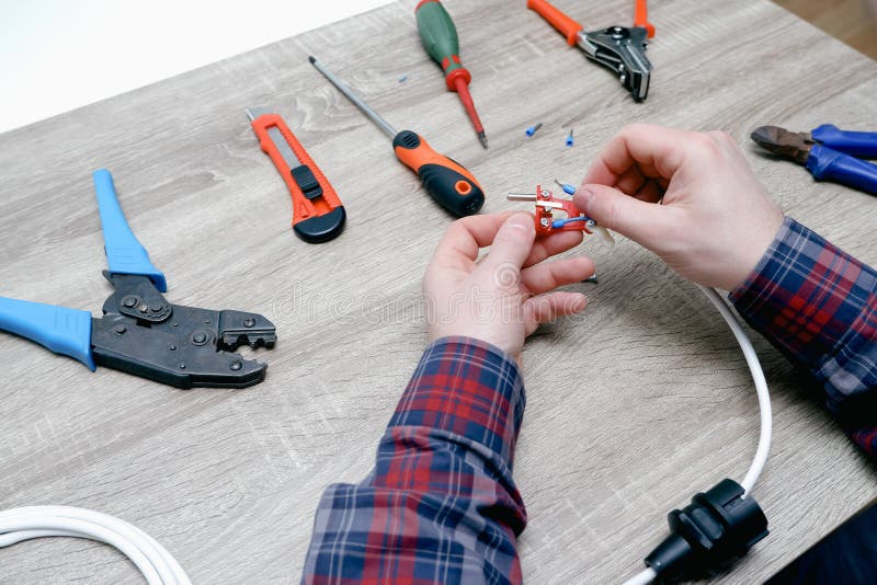 Un électricien Masculin Change La Fiche Sur Un Fil électrique