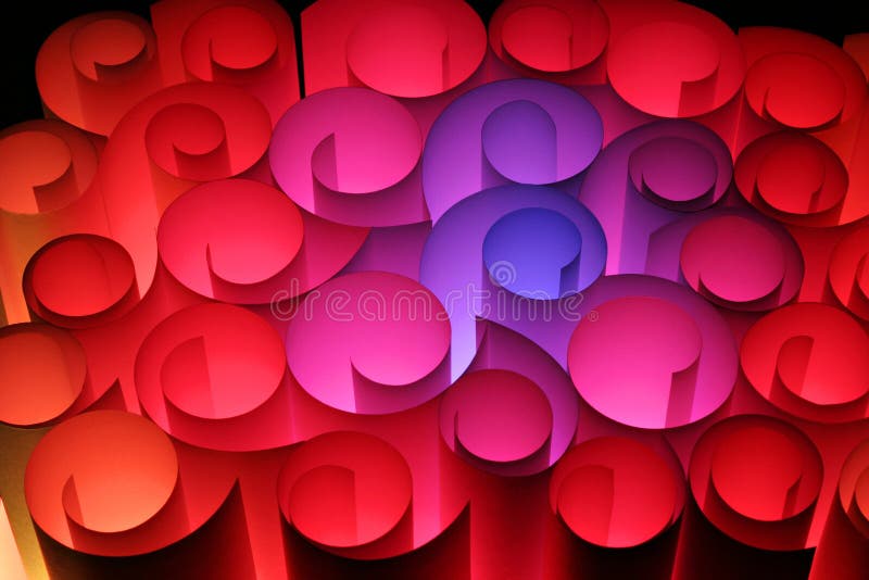 Un abstrait coloré des pirouettes de papier en rouge roses bleus images stock Un abstrait coloré des pirouettes de papier en rouge roses bleus images stock