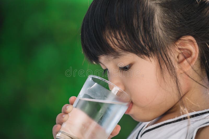 Un'acqua potabile della bambina immagine stock Un'acqua potabile della bambina immagine stock