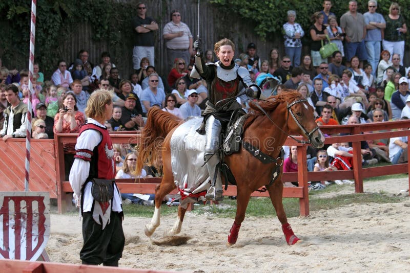 Un actor como caballero medieval muestra habilidades a caballo