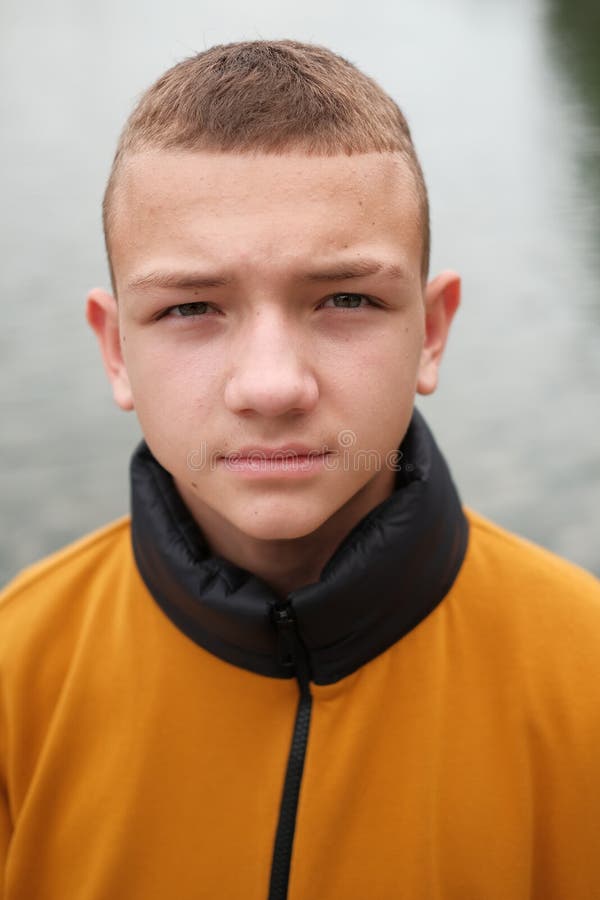 Un Adolescent Dans Une Veste Anorak Branch e Image stock Image