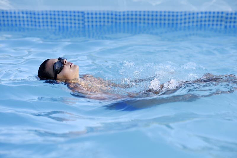 Un adolescente nadando en una piscina foto de archivo libre de regalías Un adolescente nadando en una piscina foto de archivo libre de regalías