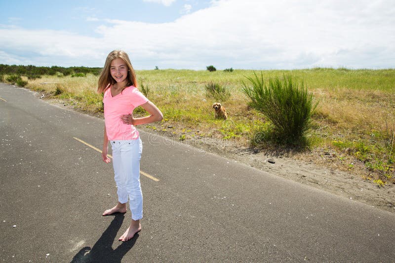 Un Adolescente Viaja Descalzo En Un Camino Vacío Foto de 