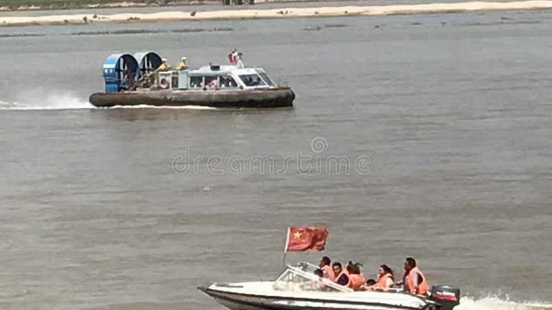 Un aerodeslizador en las velas del mar en el viento y las ondas fotografía de archivo libre de regalías Un aerodeslizador en las velas del mar en el viento y las ondas fotografía de archivo libre de regalías