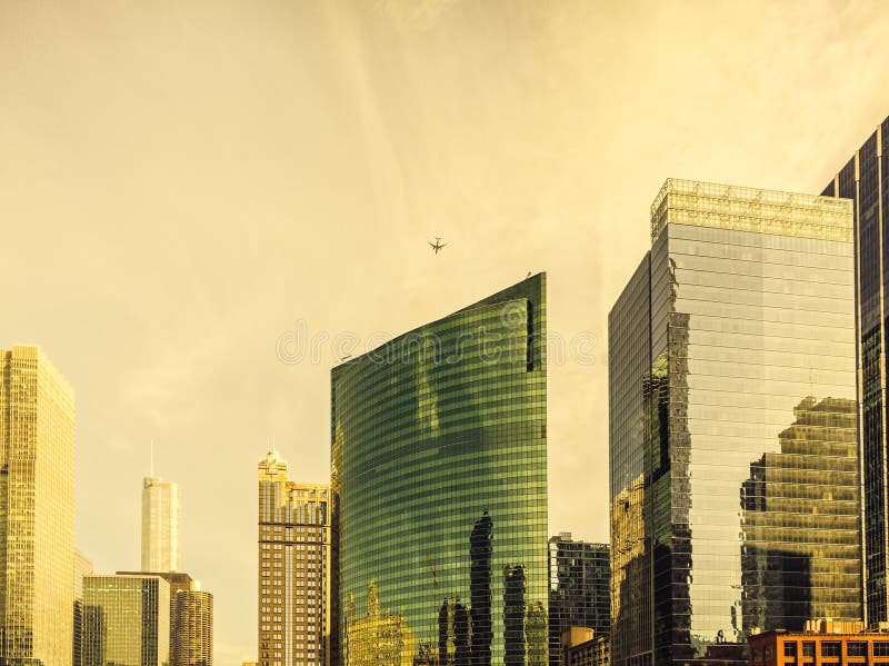 Un aeroplano vola sopra l'architettura moderna lungo l'azionamento di Wacker a Wolf Point in Chicago Paesaggio urbano urbano fotografia stock libera da diritti Un aeroplano vola sopra l'architettura moderna lungo l'azionamento di Wacker a Wolf Point in Chicago Paesaggio urbano urbano fotografia stock libera da diritti