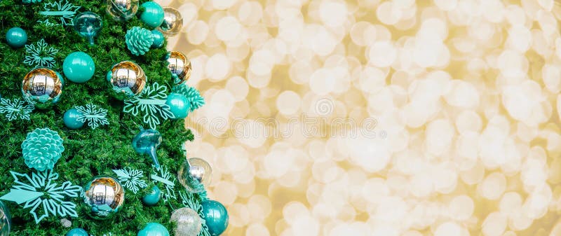Un albero di Natale decorato sullo sfondo di Gold Christmas di luci disorientate fotografia stock Un albero di Natale decorato sullo sfondo di Gold Christmas di luci disorientate fotografia stock
