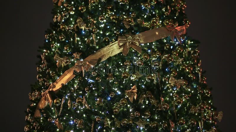 Albero Di Natale 94.Un Albero Di Natale Magnifico Con Le Luci E Le Decorazioni Tremule Di Natale Sul Quadrato Di Citta Del S Di Mosca Alla Notte F Archivi Video Video Di Luci