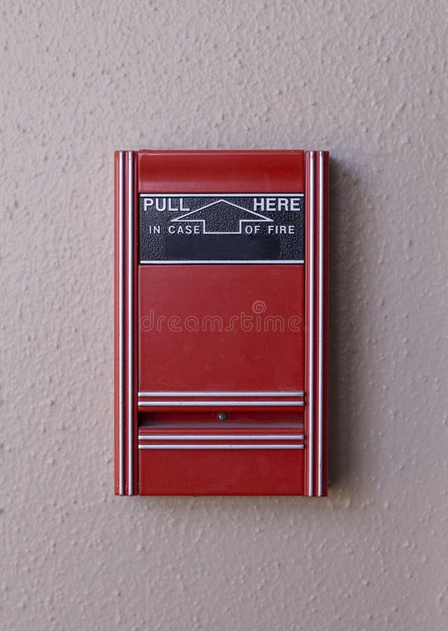 Un allarme antincendio rosso semplice su una parete strutturata bianca fotografie stock libere da diritti Un allarme antincendio rosso semplice su una parete strutturata bianca fotografie stock libere da diritti