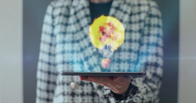 Un'altra donna con un tablet digitale pc computer e un ologramma 3d del sistema solare pianeta virtuale. concetto di tecnologia scientifica. concetto di scienza tecnologica