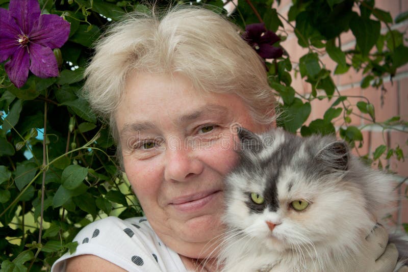 Un ama de casa y su gato del animal doméstico foto de archivo libre de regalías Un ama de casa y su gato del animal doméstico foto de archivo libre de regalías