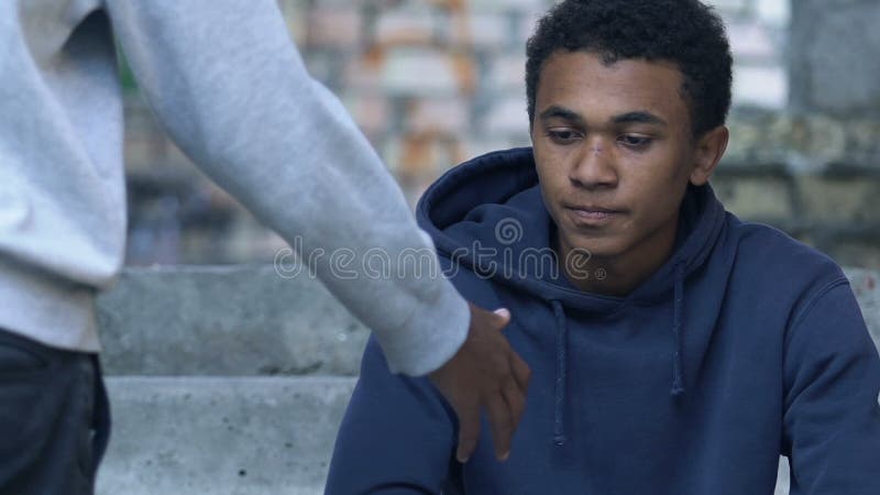 Un Américain d'origine africaine tendu la main à un ami déprimé, aide et soutien