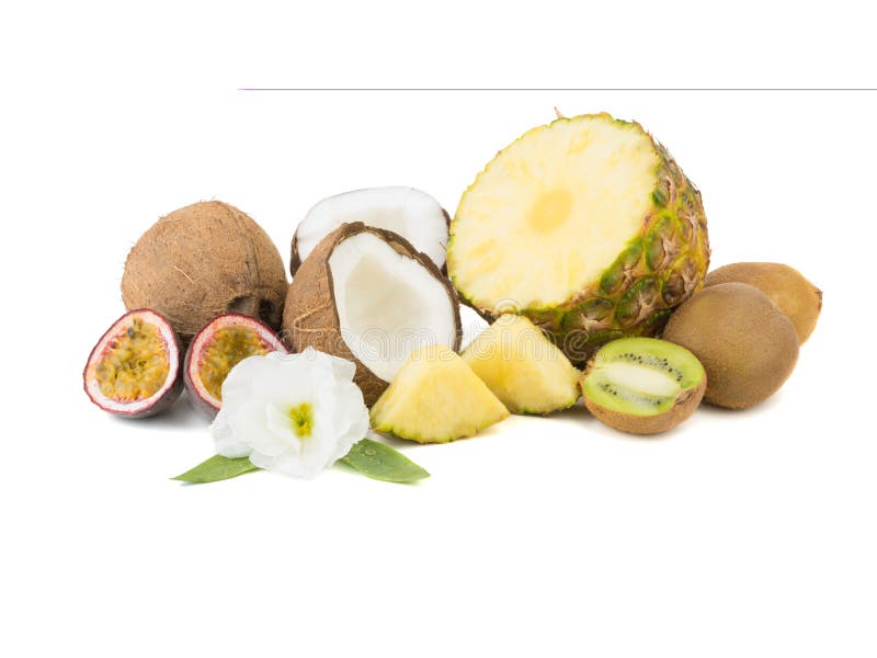 Un ananas, une passiflore comestible de passiflore, une noix de coco et un kiwi exotiques coupés en tranches d'isolement sur un f photos libres de droits Un ananas, une passiflore comestible de passiflore, une noix de coco et un kiwi exotiques coupés en tranches d'isolement sur un f photos libres de droits