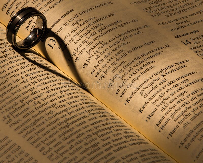 Un anillo de bodas en una biblia fotografía de archivo libre de regalías Un anillo de bodas en una biblia fotografía de archivo libre de regalías