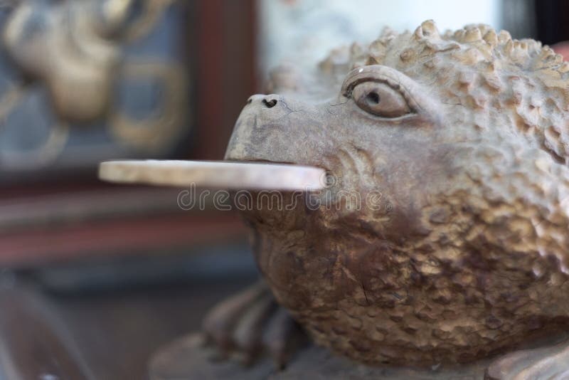 Un animal mythique avec un disque de marbre rond dans la bouche photo libre de droits Un animal mythique avec un disque de marbre rond dans la bouche photo libre de droits