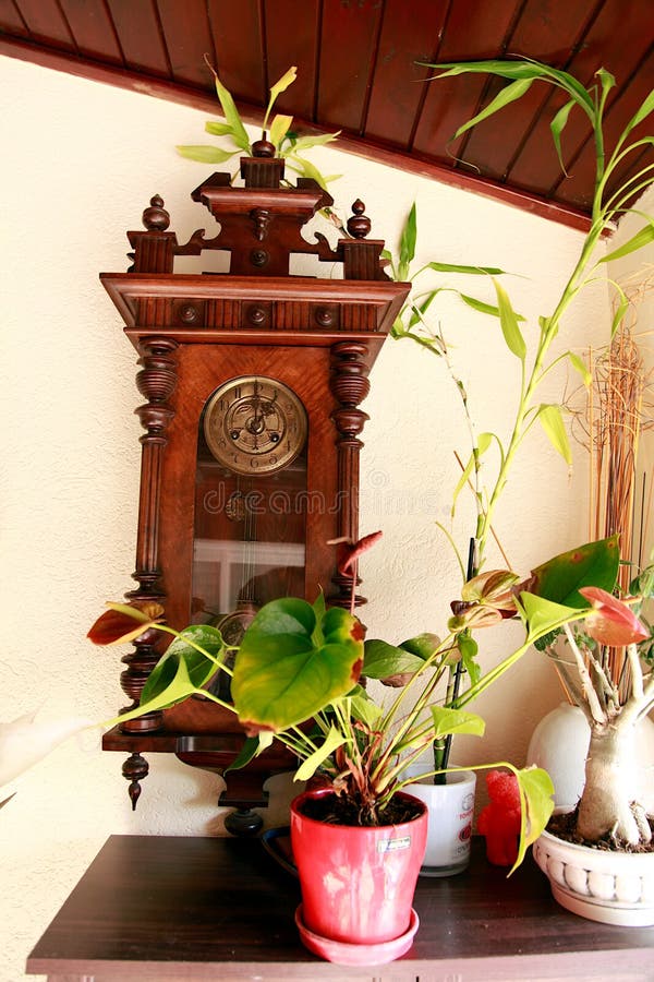 Un Antiguo Reloj Cuco Hecho En Rusia. Imagen de archivo