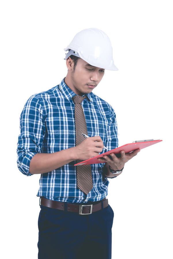 Un architecte asiatique portant un casque blanc vérifiait le docu photographie stock libre de droits Un architecte asiatique portant un casque blanc vérifiait le docu photographie stock libre de droits