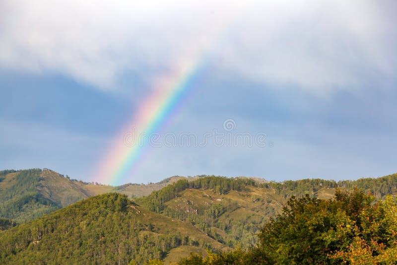 Un arcobaleno luminoso multicolore fotografia stock Un arcobaleno luminoso multicolore fotografia stock