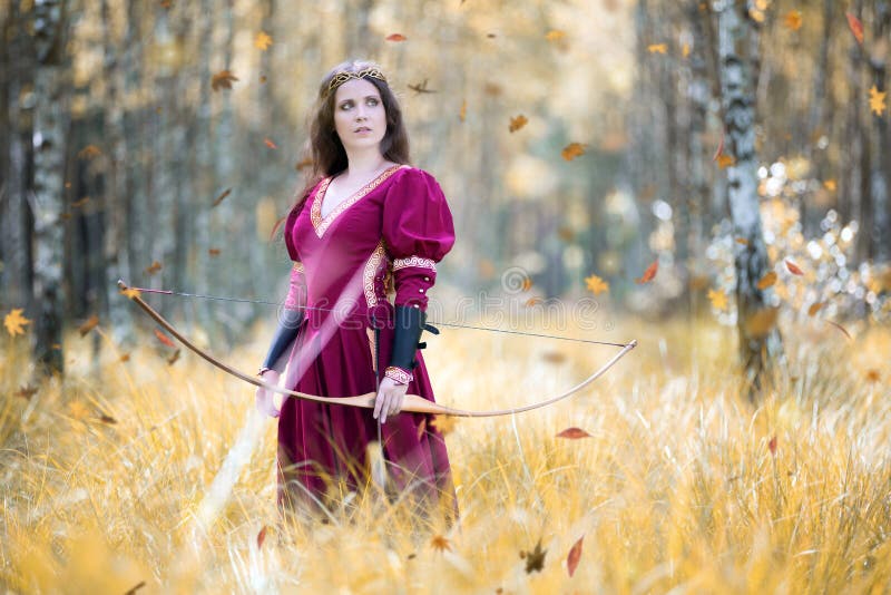 Un arquero elfo con un arco imagen de archivo