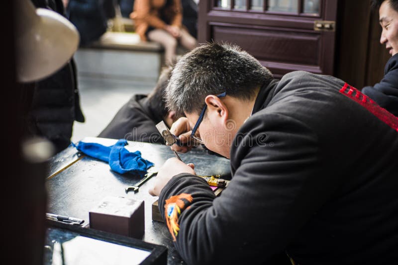 Un artisan argenté avec des verres image stock Un artisan argenté avec des verres image stock