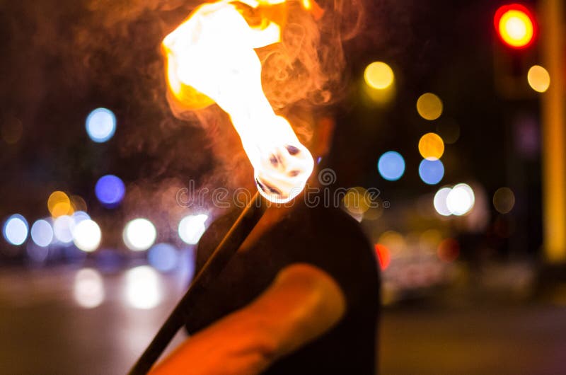Un artista de la calle que hace una demostración en Lima - Perú, haciendo juegos malabares un palillo con el fuego en las parad fotos de archivo libres de regalías Un artista de la calle que hace una demostración en Lima - Perú, haciendo juegos malabares un palillo con el fuego en las parad fotos de archivo libres de regalías