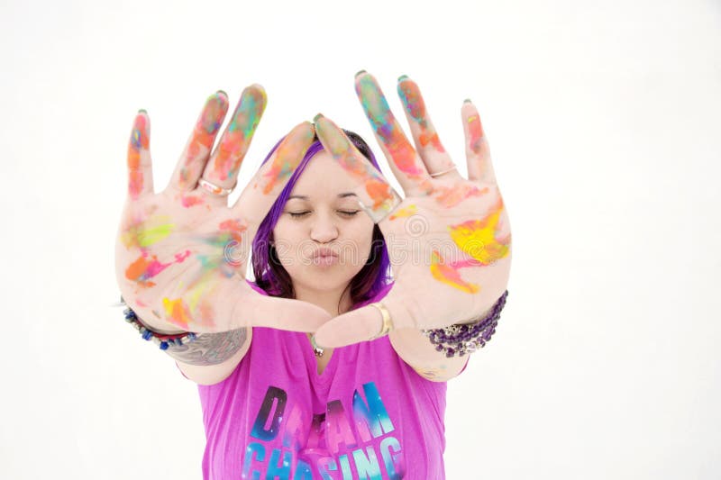 Un artiste heureux avec des mains de peinture images libres de droits Un artiste heureux avec des mains de peinture images libres de droits