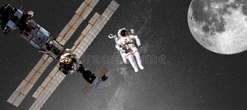 Un astronaut care explorează luna spațială și stația spațială din fundal royalty free stock photos