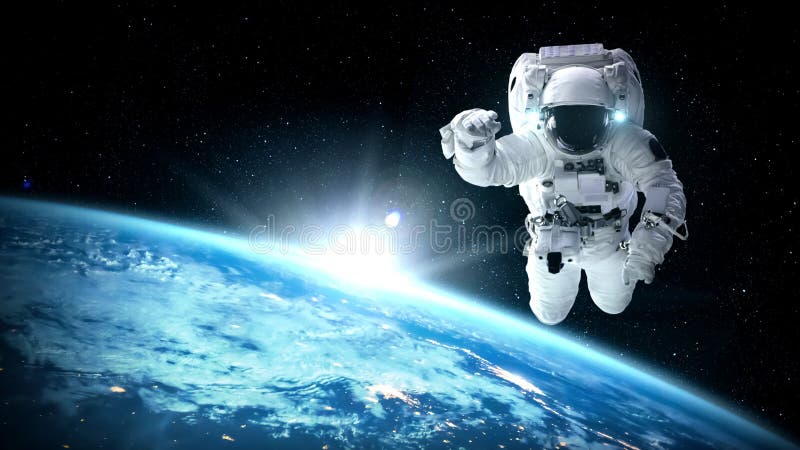 Un astronaute effectue une marche spatiale pendant qu'il travaille pour une mission de vol spatial banque de vidéos