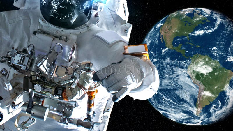 Un astronaute effectue une marche spatiale pendant qu'il travaille pour une mission de vol spatial clips vidéos