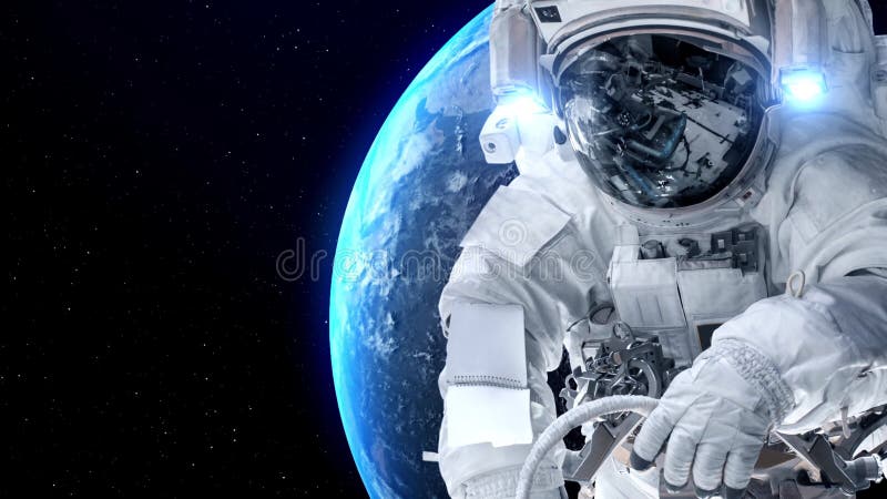 Un astronaute effectue une marche spatiale pendant qu'il travaille pour une mission de vol spatial banque de vidéos