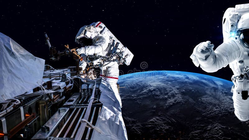 Un astronaute effectue une marche spatiale pendant qu'il travaille pour une mission de vol spatial clips vidéos