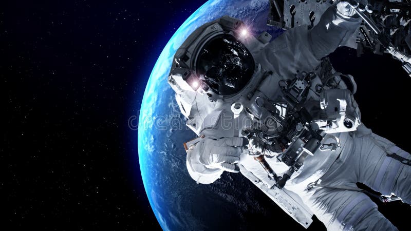 Un astronaute effectue une marche spatiale pendant qu'il travaille pour une mission de vol spatial banque de vidéos
