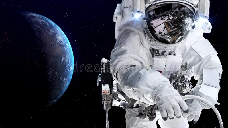 Un astronaute effectue une marche spatiale pendant qu'il travaille pour une mission de vol spatial clips vidéos