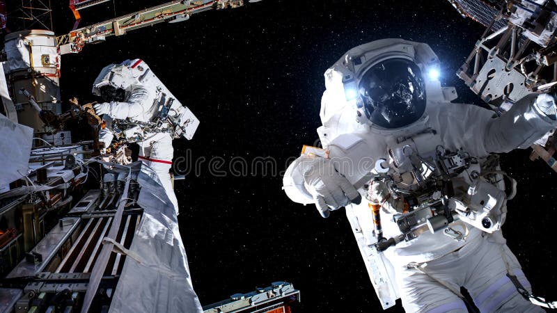 Un astronaute effectue une marche spatiale pendant qu'il travaille pour une mission de vol spatial banque de vidéos