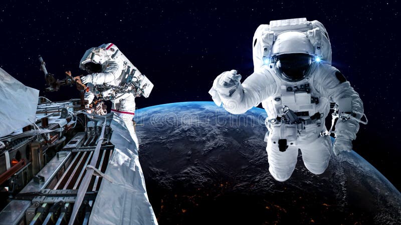Un astronaute effectue une marche spatiale pendant qu'il travaille pour une mission de vol spatial clips vidéos