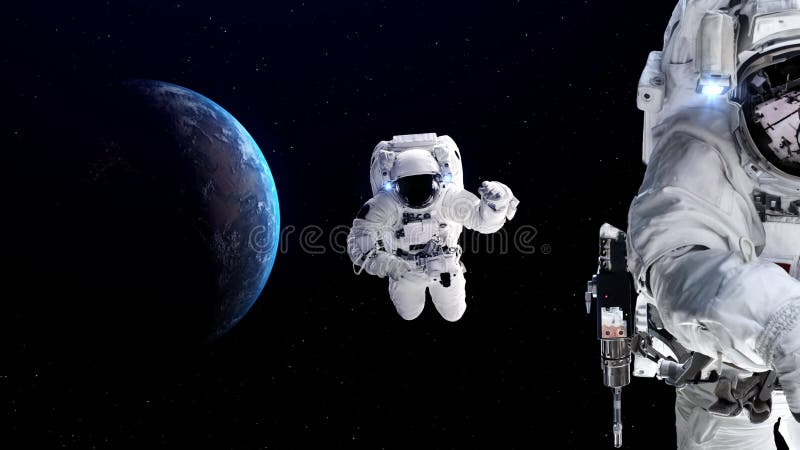 Un astronaute effectue une marche spatiale pendant qu'il travaille pour une mission de vol spatial clips vidéos