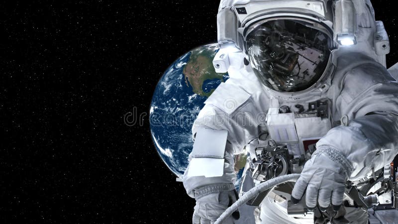 Un astronaute effectue une marche spatiale pendant qu'il travaille pour une mission de vol spatial clips vidéos