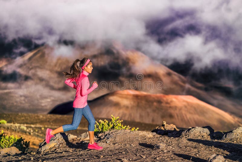 Un'atleta coronata che si allena con le donne che addestrano cardio all'esterno in paesaggi montani ad alta altitudine con nuvole