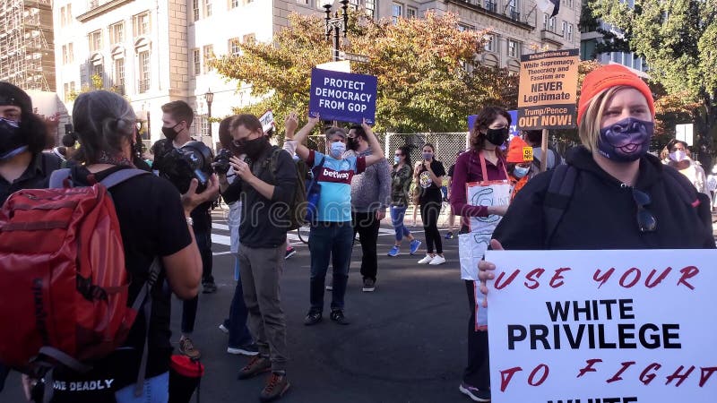 Un atout de protestation de président de foule après ses accusations d'élection de courrier