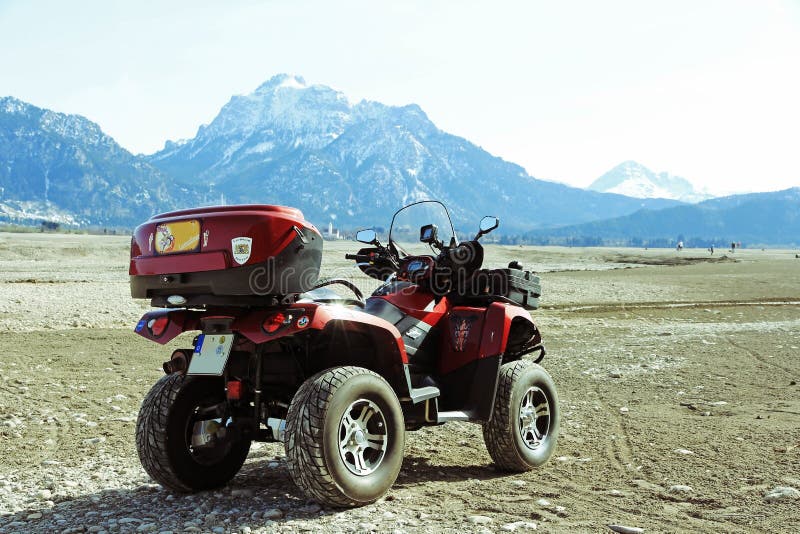 Un ATV de las montañas de Allgäu imagen de archivo Un ATV de las montañas de Allgäu imagen de archivo